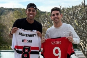 老朋友！海港前鋒古斯塔沃和奧斯卡合照，兩人互換球衣