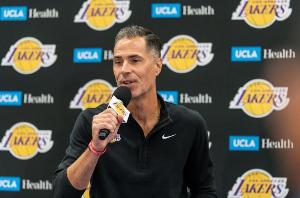 美記：湖人正積極尋找側(cè)翼防守者 我預(yù)計他們會在月底前弄來一個