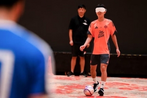 拜仁世界隊與上海盲人足球隊展開交流訓練，雙方互贈球衣熱情互動