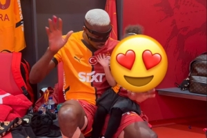 轉(zhuǎn)會接近成行！奧斯梅恩社媒曬加拉塔薩雷更衣室視頻