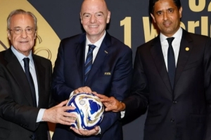 在世俱杯半決賽前，皇馬主席弗洛倫蒂諾與巴黎主席納賽爾互贈禮物