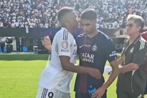 老隊友了！姆巴佩賽后和巴黎前隊友阿什拉夫、G-拉莫斯等人擁抱