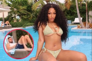 ??“梅根尤物”曬比基尼??克萊在其身后悠閑享受