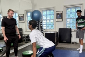 ??恩瓦內(nèi)里社媒曬照：身穿葡萄牙體育球衣健身