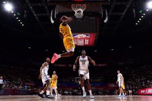 這照片帥！布朗尼空接反身扣籃 可惜脫手了