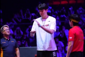 這手機(jī)顛球很流暢??！楊瀚森為王楚欽比賽挑邊&入場贏得觀眾喝彩