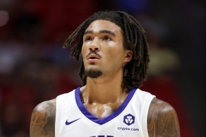 還裝職業(yè)球員??席菲諾21分鐘4中0未得分 僅拿2板1斷&6次犯規(guī)