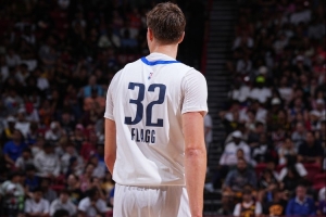 21中5得10分！弗拉格：我很難找到比賽節(jié)奏 這和大學(xué)有很大差異