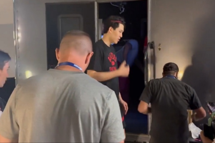 難道PS5是2K官方送的？??2K官方人員為楊瀚森做面捕