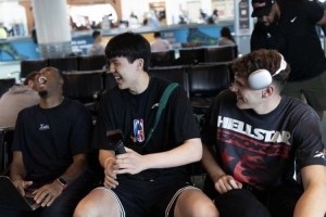 ??聊啥呢？楊瀚森和克林根同行 兩人都笑開了花