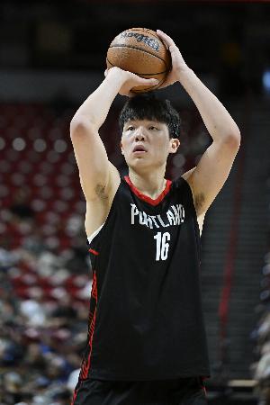 拓媒：楊瀚森現(xiàn)在就是球隊的門面 我愿稱之為楊瘋狂