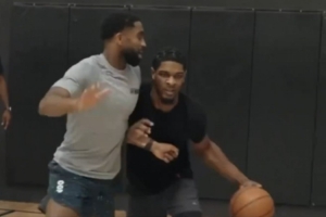 楊瀚森隊友！開拓者后衛(wèi)斯庫特-亨德森夏日特訓(xùn)視頻來襲??