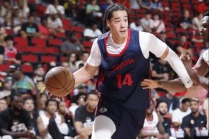 ??防守型中鋒？30號秀尼德豪澤4投全丟拿1分 但有10板2斷4帽！