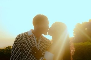 ??米切爾求婚成功！未婚妻可可-瓊斯是知名歌手兼演員！