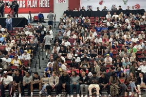 狄龍今日到現(xiàn)場觀戰(zhàn)火箭夏聯(lián)比賽 坐在斯通與烏度卡中間