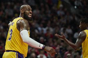 老詹沒聯(lián)系艾頓？皮爾斯：他馬上退役了 發(fā)了一輩子短信他累了