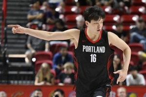 美記：楊瀚森潛力無限&腳步靈巧&技術(shù)全面 他的比賽風(fēng)格像約基奇