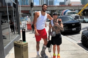 早日康復(fù)??塔圖姆街邊與球迷合照 左腳仍穿厚重保護(hù)靴