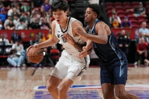 孔德昕：這場(chǎng)對(duì)楊瀚森體能考驗(yàn)大 這種時(shí)刻很考驗(yàn)韌性和本能