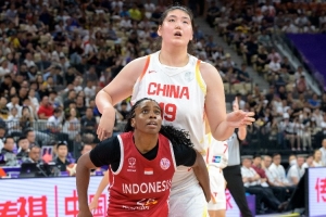 被巨人支配的恐懼！印尼1米68的控衛(wèi)看見2米26的張子宇：太高了