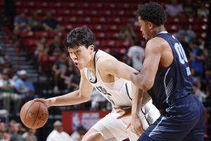 王健：楊瀚森有亮點(diǎn)也暴露出了不足 尤其是對(duì)于籃板球的保護(hù)