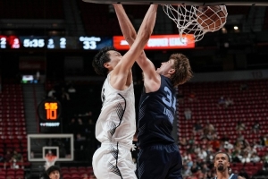 開拓者官推曬楊瀚森單手隔扣照片：把這些做成海報(bào)！