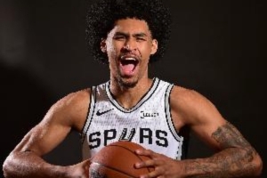 攻守兼?zhèn)洌“裱酃晔仔?9分鐘12中5拿到16分6板2斷1帽 罰球7中6