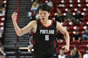 舉火燒天單臂劈扣！楊瀚森和隊(duì)友的擋拆順下來(lái)了！ ???