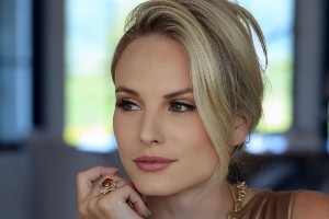 ????給你們想要的！夏聯(lián)場(chǎng)邊采訪女記者?凱蒂-喬治美圖放送