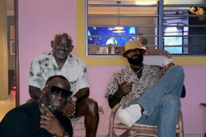 哥倆好??詹姆斯曬與追夢(mèng)度假同看演唱會(huì)合影 舉杯暢飲??