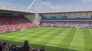 YNWA響徹球場！數(shù)萬人賽前齊唱《你永遠(yuǎn)不會獨(dú)行》，悼念若塔兄弟