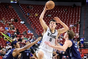 ??隊記：楊瀚森的表現(xiàn)讓人驚訝因他已準(zhǔn)備好 語言問題需要解決