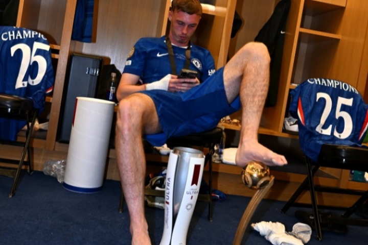 習(xí)慣就好??帕爾默更衣室慵懶坐姿，腳踩世俱杯金球&胯下MVP獎(jiǎng)杯