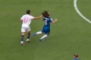 內(nèi)維斯拉拽庫庫頭發(fā)染紅，藍軍跟隊調(diào)侃：足壇最關(guān)鍵的制勝發(fā)型