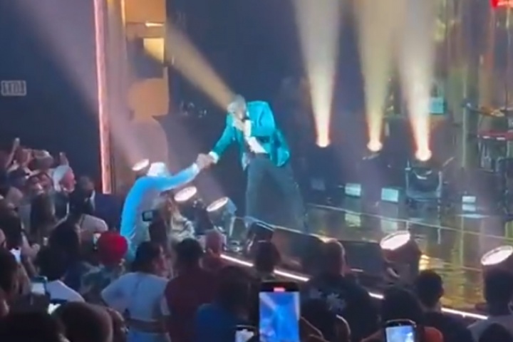 詹姆斯攜妻子觀看說(shuō)唱歌手Nas演唱會(huì) 中途握手離開(kāi)還一路哼唱??