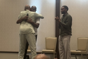 名記：老比克斯塔夫因其對籃球運動的影響今日被黑人教練協會表彰