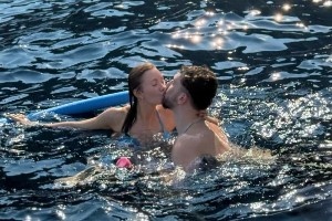 性感比基尼+水中激吻??！女友曬度假合照 申京：我的最?lèi)?ài)