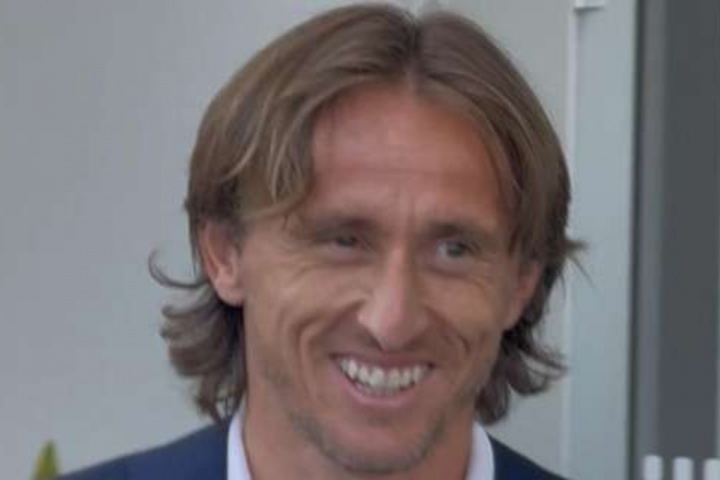 來了老哥！39歲莫德里奇抵達AC米蘭總部進行簽約??笑容滿面