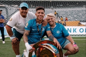 與家人一起慶祝！恩佐社媒曬與父母合照+女兒咬獎(jiǎng)牌照片