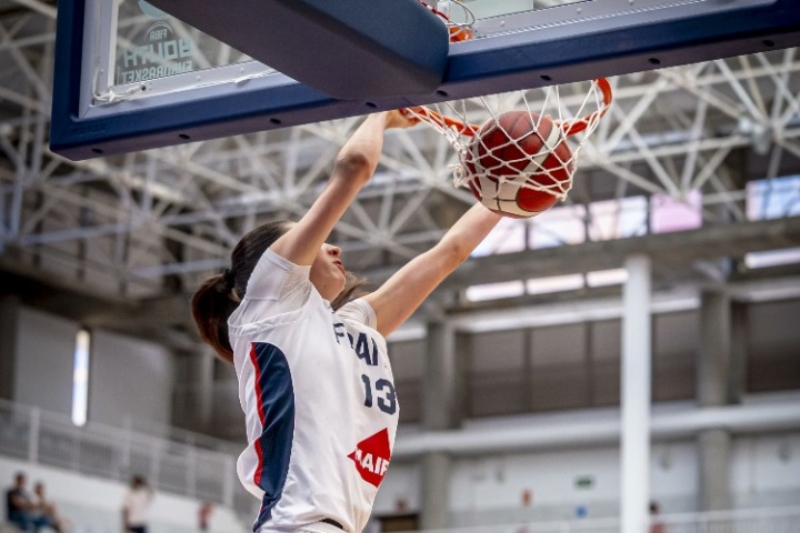 ??震驚解說(shuō)！U18女籃歐錦賽 1米94的法國(guó)18歲小將雙手炸扣！