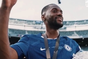 留作紀(jì)念！阿達(dá)拉比奧尤世俱杯奪冠后剪走球網(wǎng)