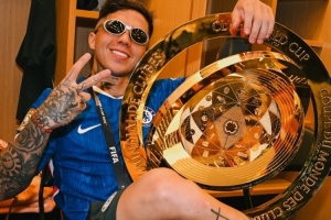 酷！恩佐社媒曬與世俱杯獎(jiǎng)杯合照：切爾西，世界冠軍??????