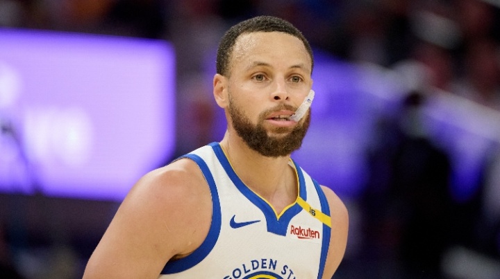 ??喜歡口腔原味？庫里比賽中用過的牙套以3190美元的價格被售出