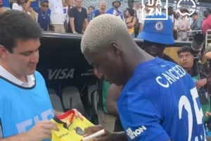 化身簽名機(jī)器！凱塞多世俱杯奪冠后“瘋狂”簽名