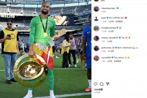 當(dāng)選賽事最佳門將！羅伯特-桑切斯社媒曬世俱杯冠軍獎(jiǎng)杯和金手套