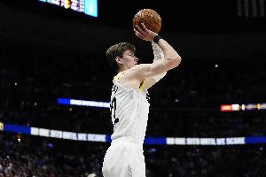 這么喜歡扔三分？??菲利波夫斯基21中9&三分8中1拿21分 有8犯規(guī)