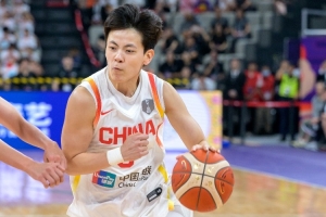 填滿數(shù)據(jù)欄！楊舒予11中4拿到9分8板5助2斷1帽 正負(fù)值+23最高