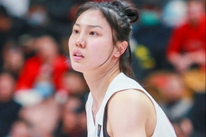 表現(xiàn)不俗！張茹8投5中得到10分5板2助 正負(fù)值+10