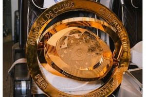 把獎(jiǎng)杯帶回家！切爾西社媒曬世俱杯獎(jiǎng)杯搭飛機(jī)照片：一路平安