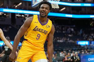 夏聯(lián)生涯最佳戰(zhàn)！布朗尼砍17分5板5助大秀技能包 最后時刻略瑕疵